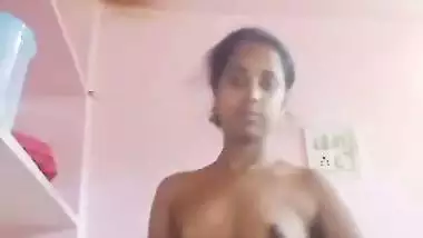 Nude desi Tamil lady strips before the camera