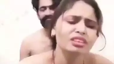 Husband bangs his nude wife’s pussy in the desi sex video