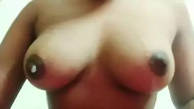 Indian girl thinks only about XXX boobies and tries to kiss her nipples