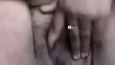 Desi woman with no panties shows off hairy pussy in XXX video going MMS
