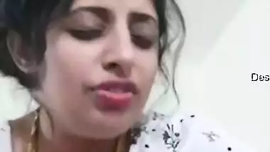 Sexy Bbw Bhabhi Shows Her Boobs