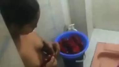 Young bhabhi boobs show before bathing viral video