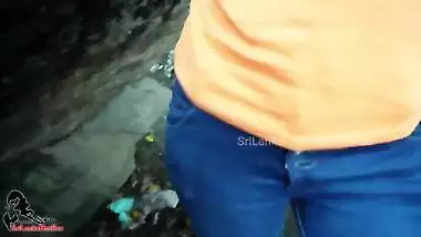 ක්ලාස් කට් කරලා කැලේ පැන්න මැණිකගේ අලුත් එක Sri Lankan New Year 2023 Couple Risky Sex In The Jungle