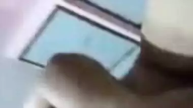 Married Desi woman makes MMS video of her naked XXX beauty close-up